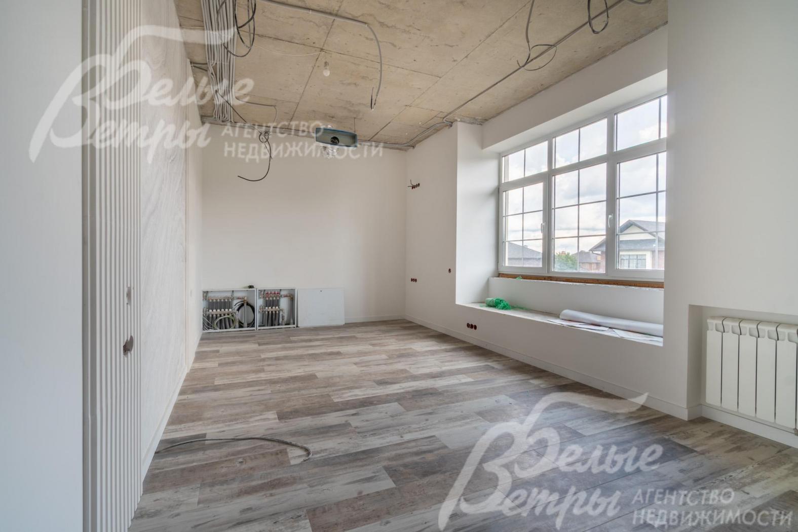 На полу в жилых комнатах на 2-м этаже уложен ламинат