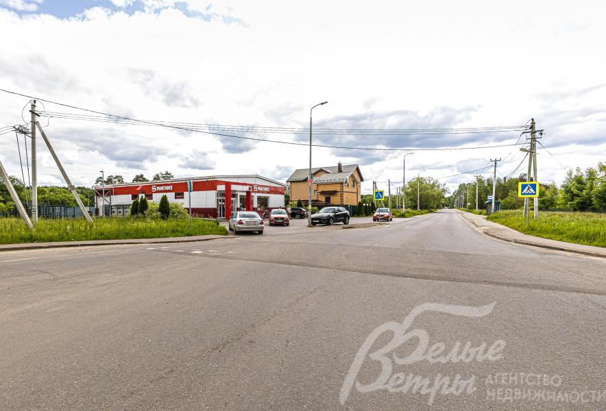 Магазин рядом с поселком.