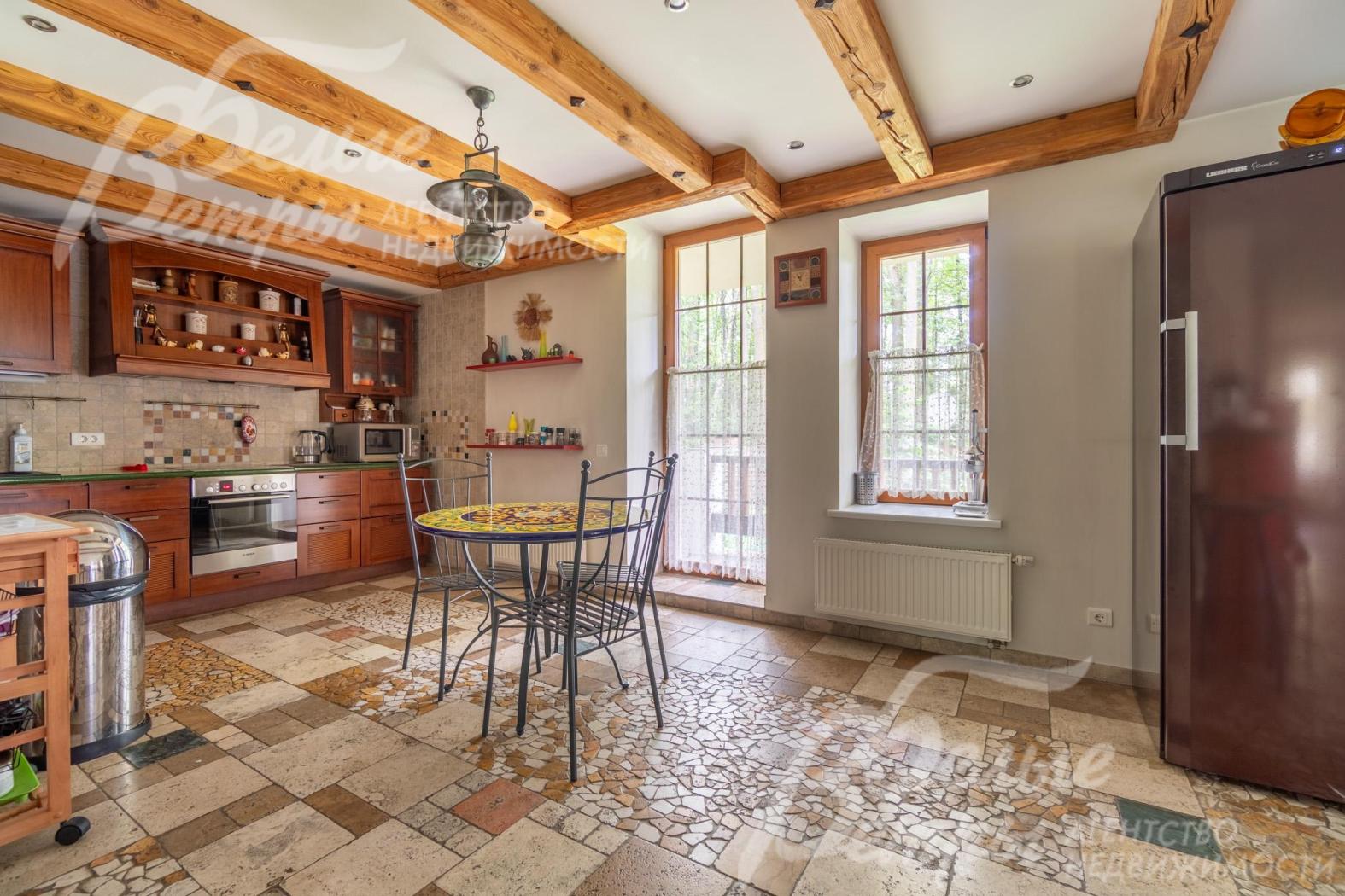 Итальянский кухонный гарнитур из массива дерева (вишня).