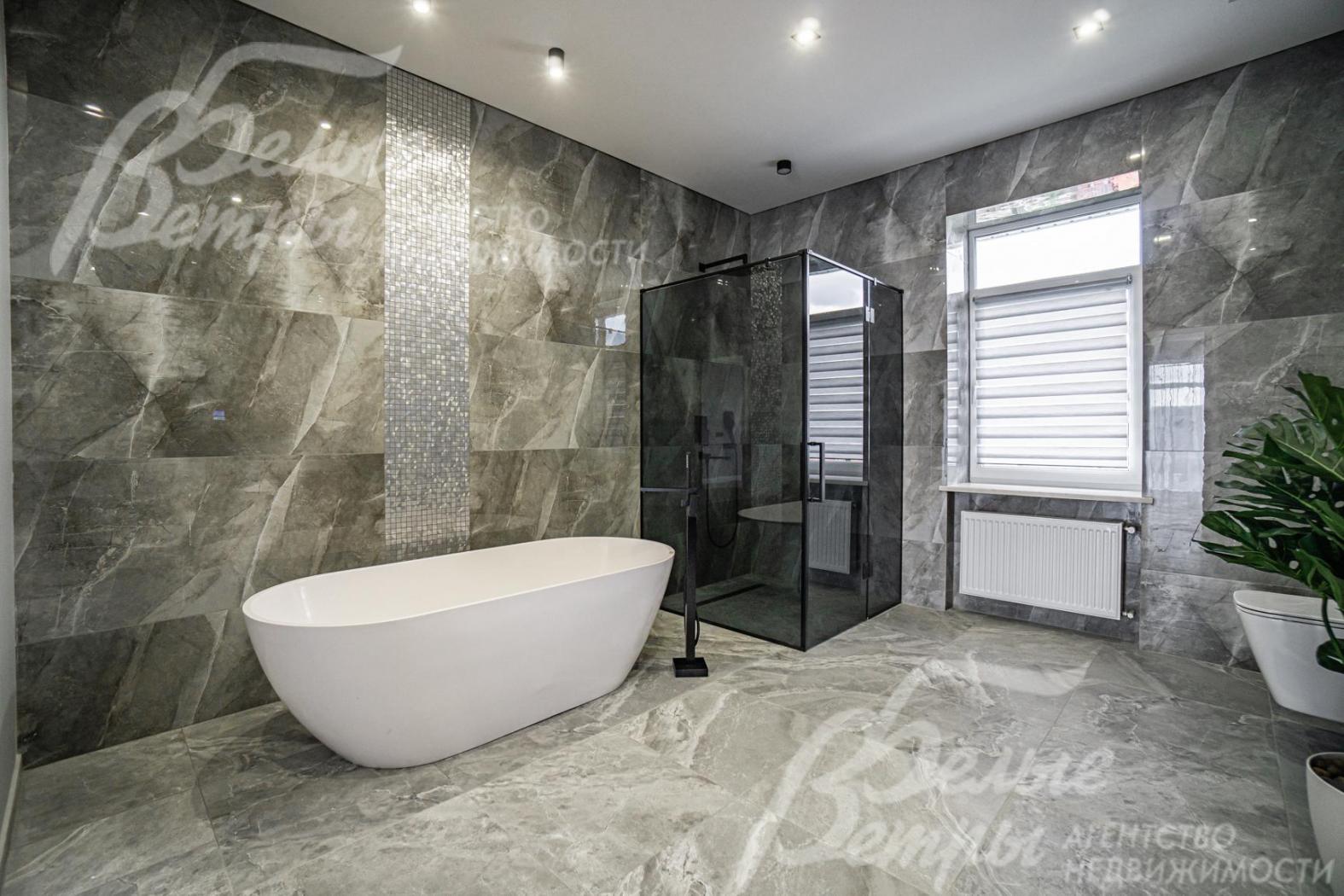 Санузел с отдельно стоящей ванной и душевой кабиной