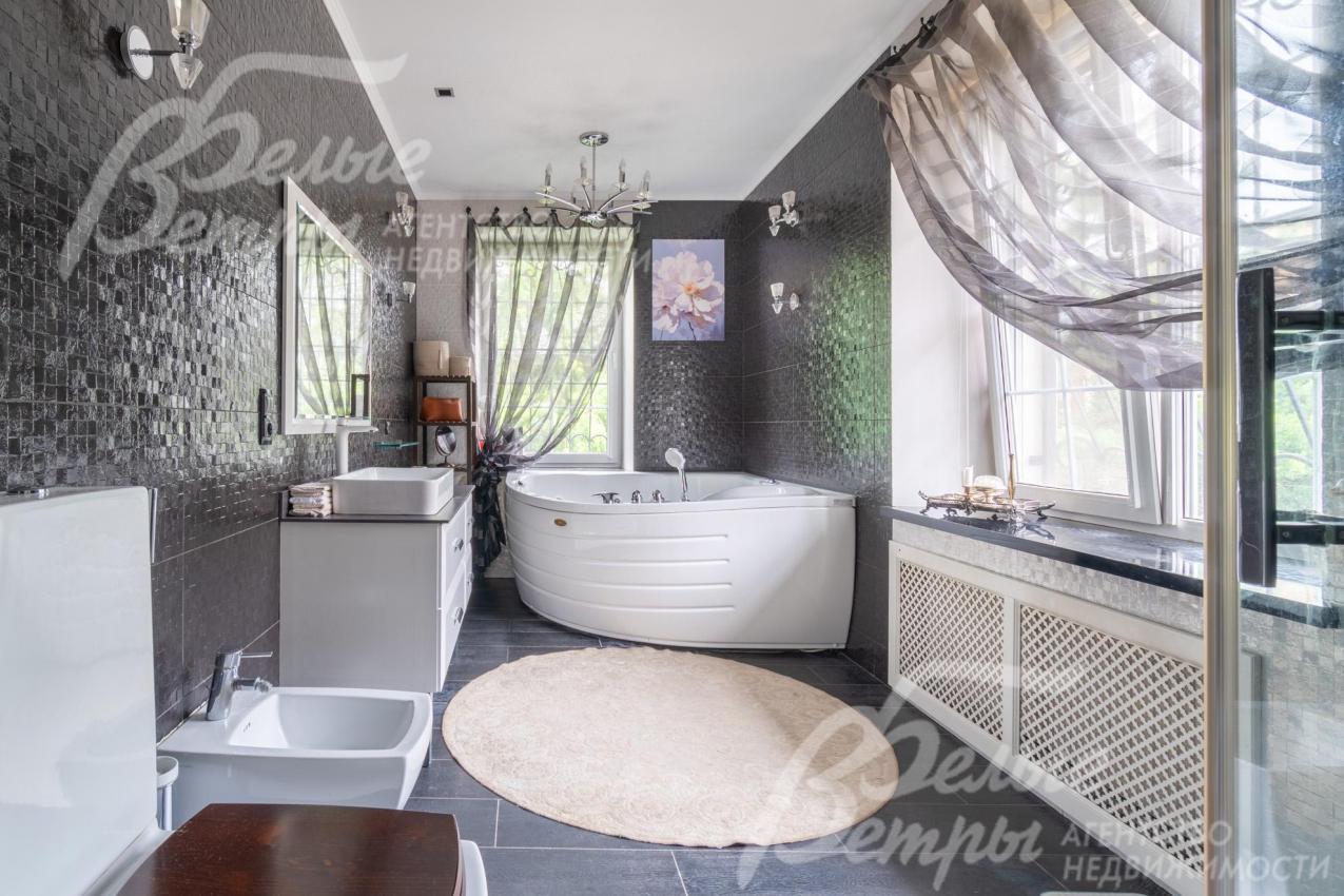 Санузел мастер-спальни с двухместной джакузи и душевой кабиной