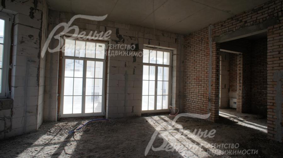 Окна  в пол: 1-этаж -ПВХ 2-х камерные с раскладкой, 2,3 этаж стеклопакеты деревянные 2-х камерные с раскладкой 