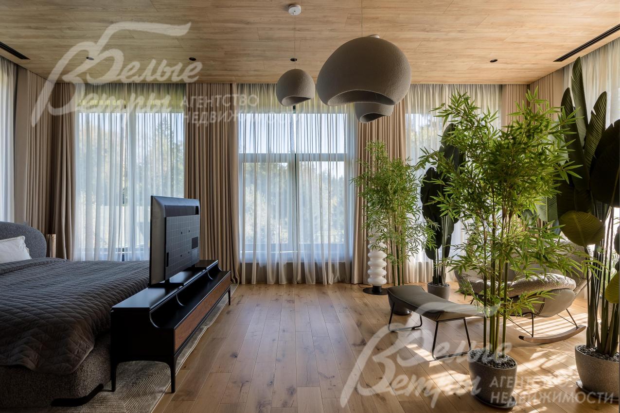 Мастер-спальня с большой площадью освещения, спальным гарнитуром с ТВ и зоной отдыха