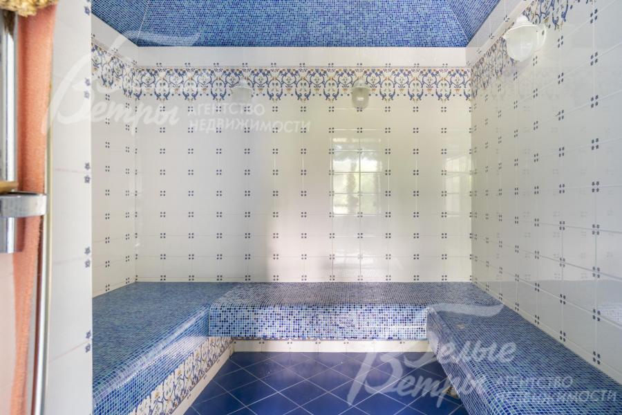 Хамам с мозаичным оформлением в спа-зоне дома
