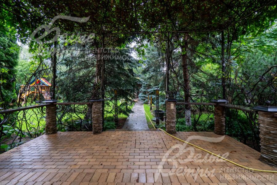 Над террасой-крыльцом - зелёная арка