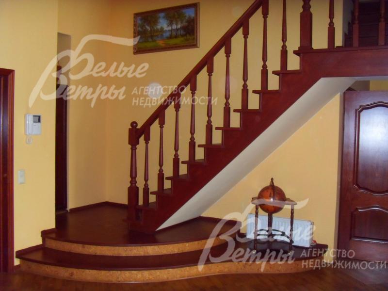 Лестница облицована натуральным деревом