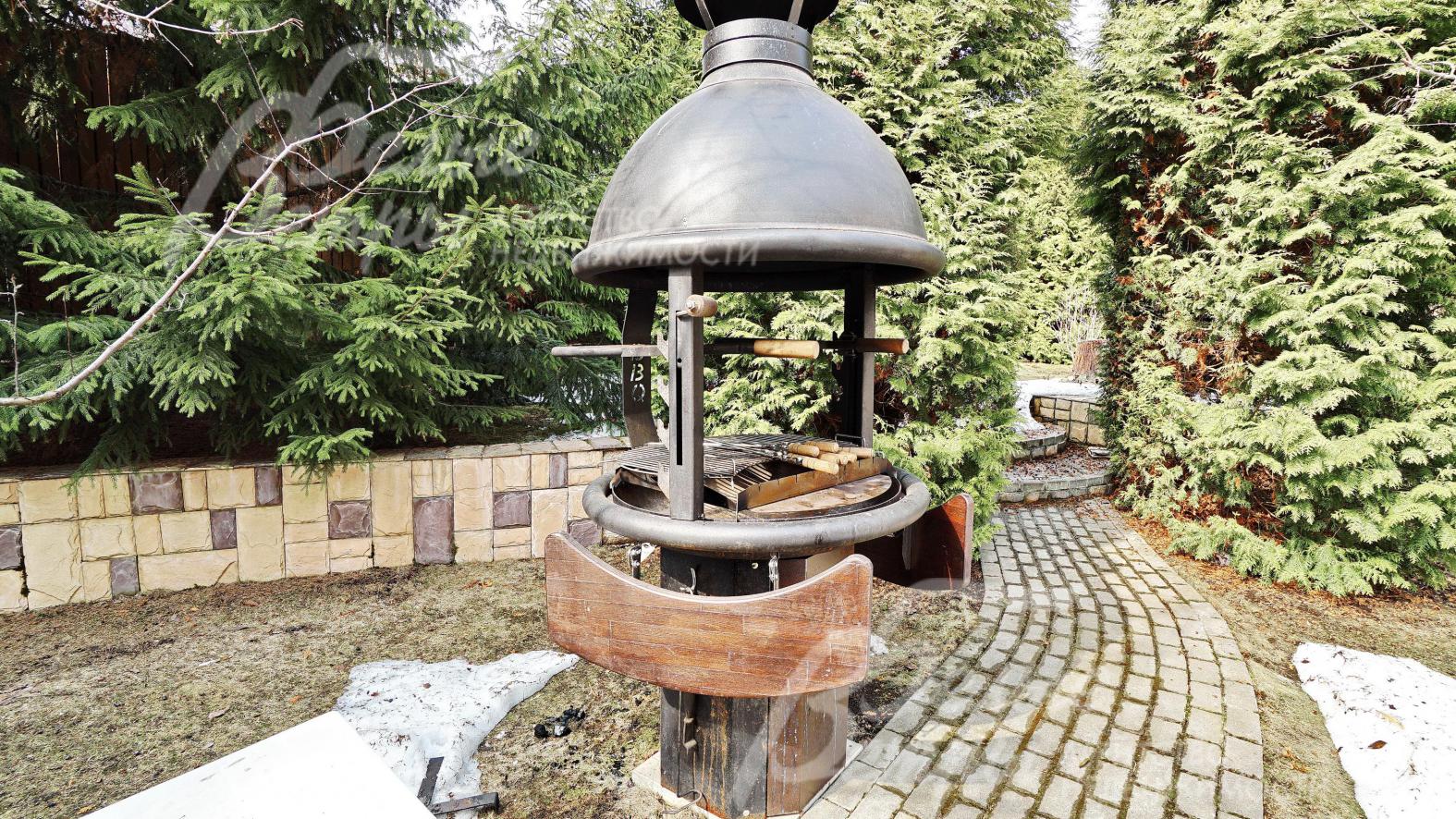 Зона барбекю с мангалом