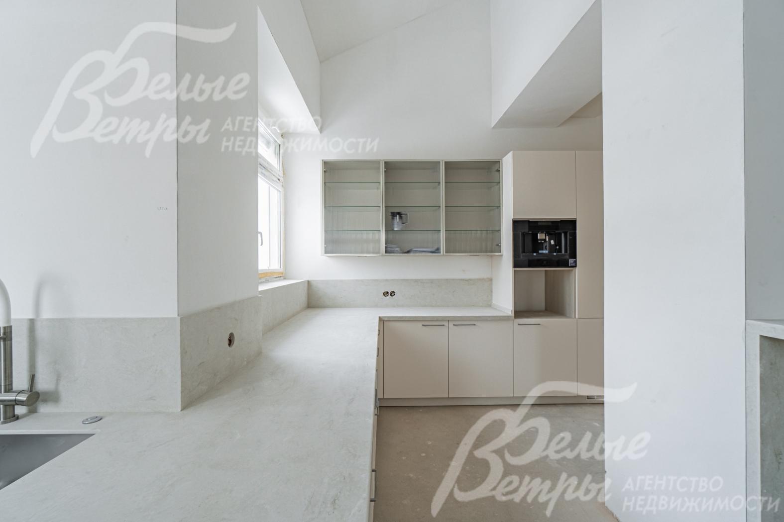 Большая рабочая поверхность в кухне - мраморная столешница. 