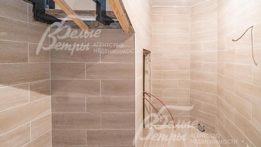 На стенах в санузлах плитка