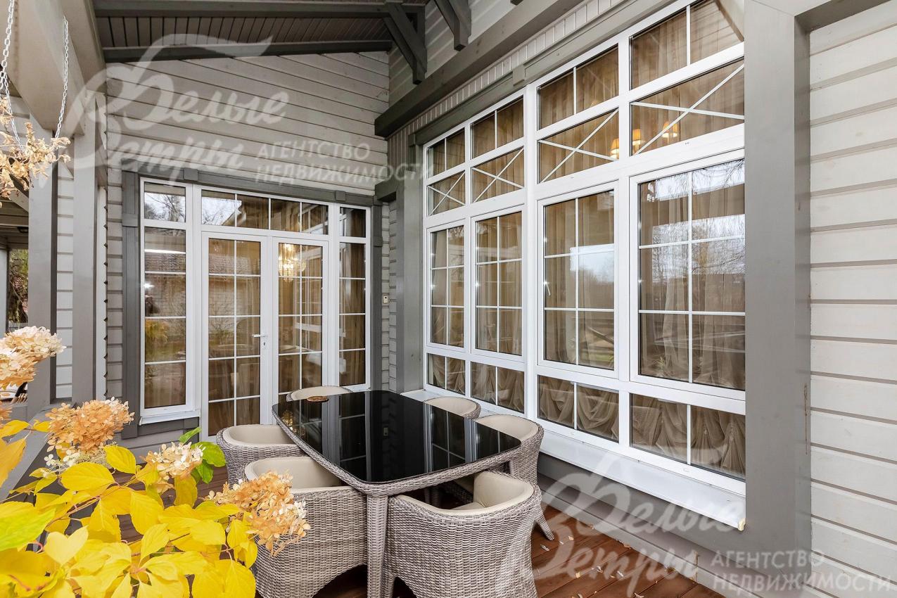 Крытая терраса с обеденной зоной