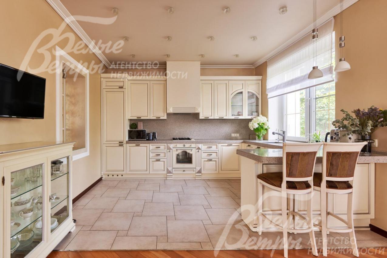 Кухня-столовая 41 кв.м с большим окном и полубарным столом