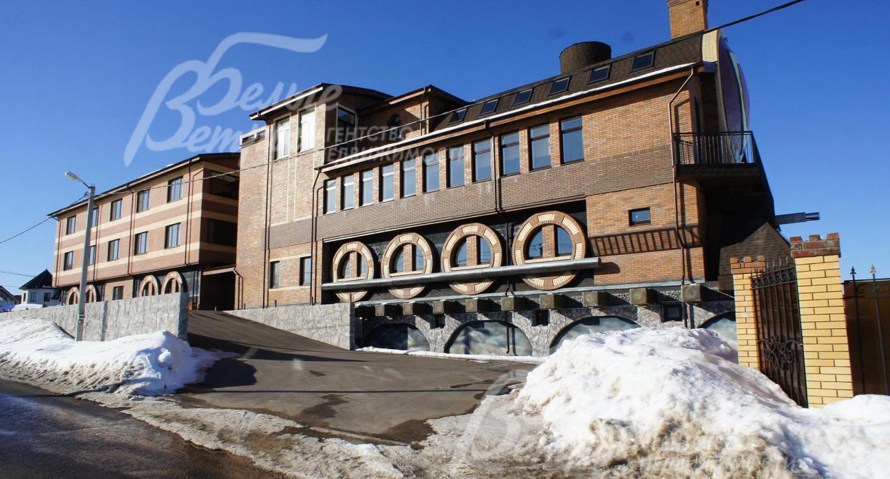 Гостиница Лачи в виде поезда на территории поселка Солнечный город