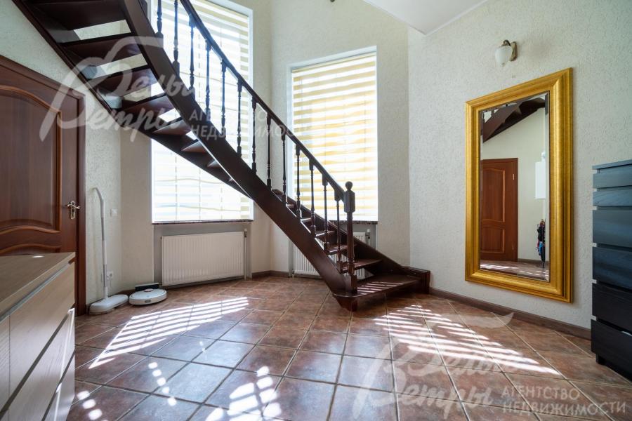 На второй этаж ведёт лестница с деревянными ступенями