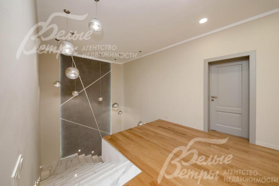 Холл-библиотека на втором этаже