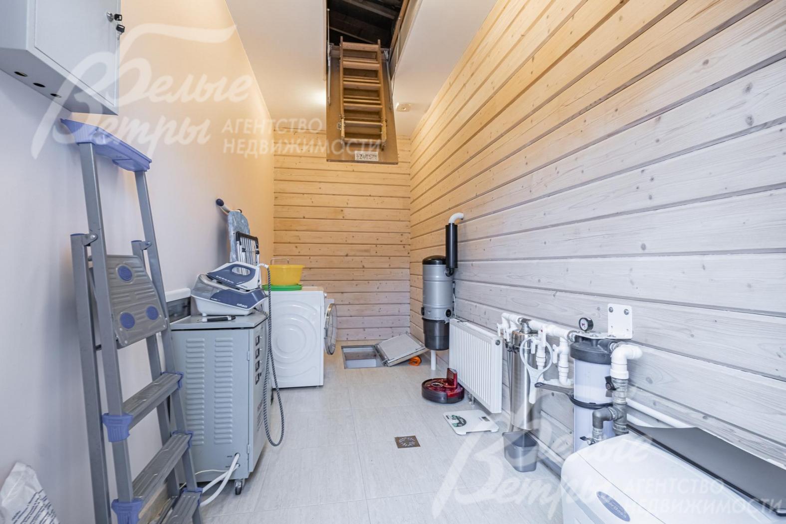 Постирочная, вход в подвал, встроенный центральный пылесос