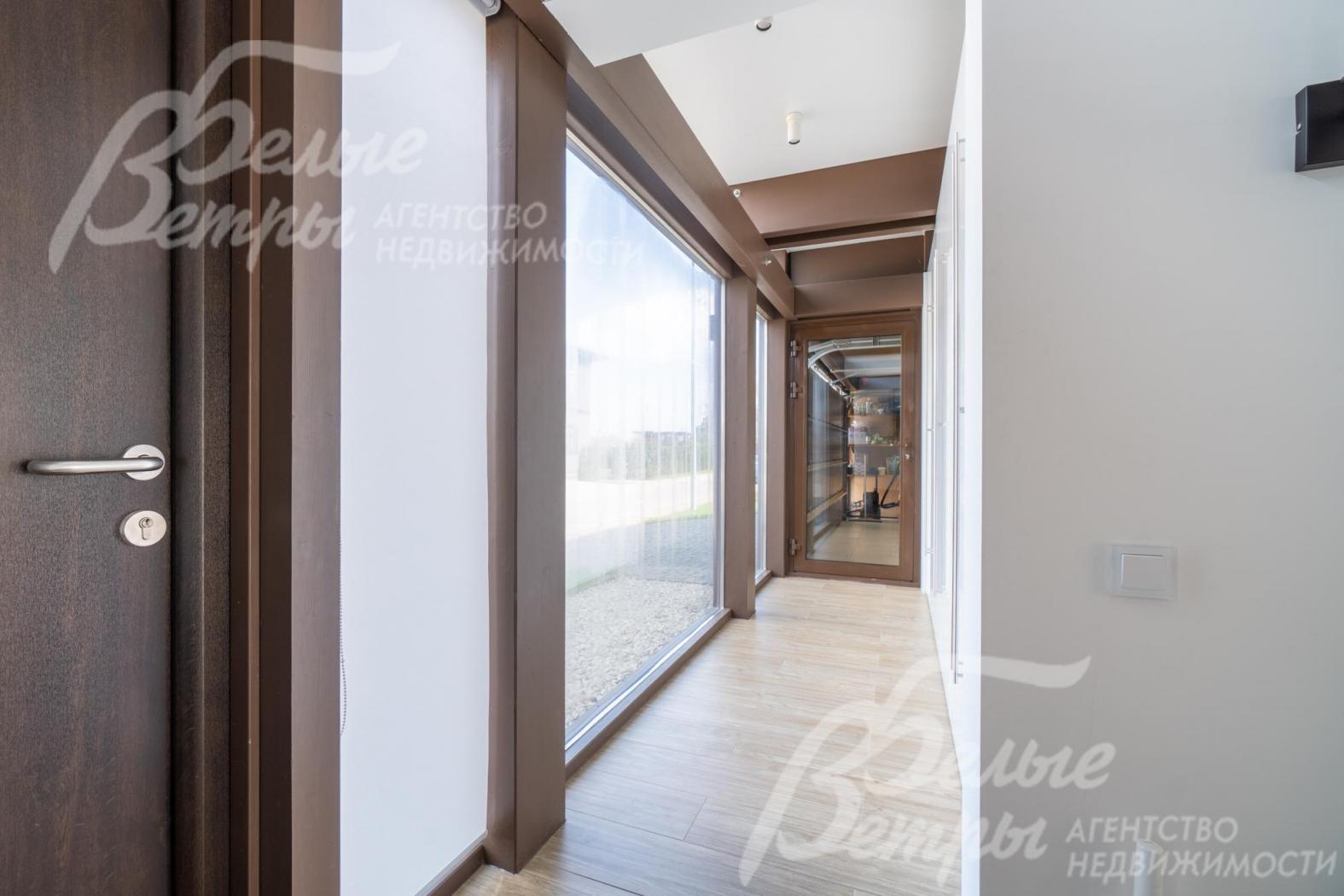 В доме выполнена стильная современная отделка под ключ