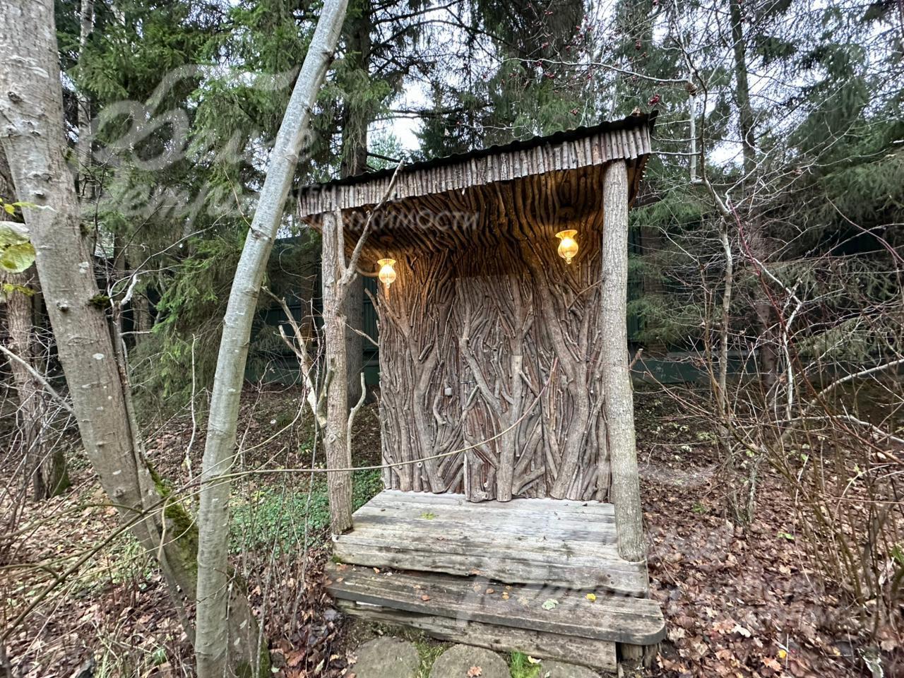 Уличный туалет комфортный внутри и декорированный под старину снаружи