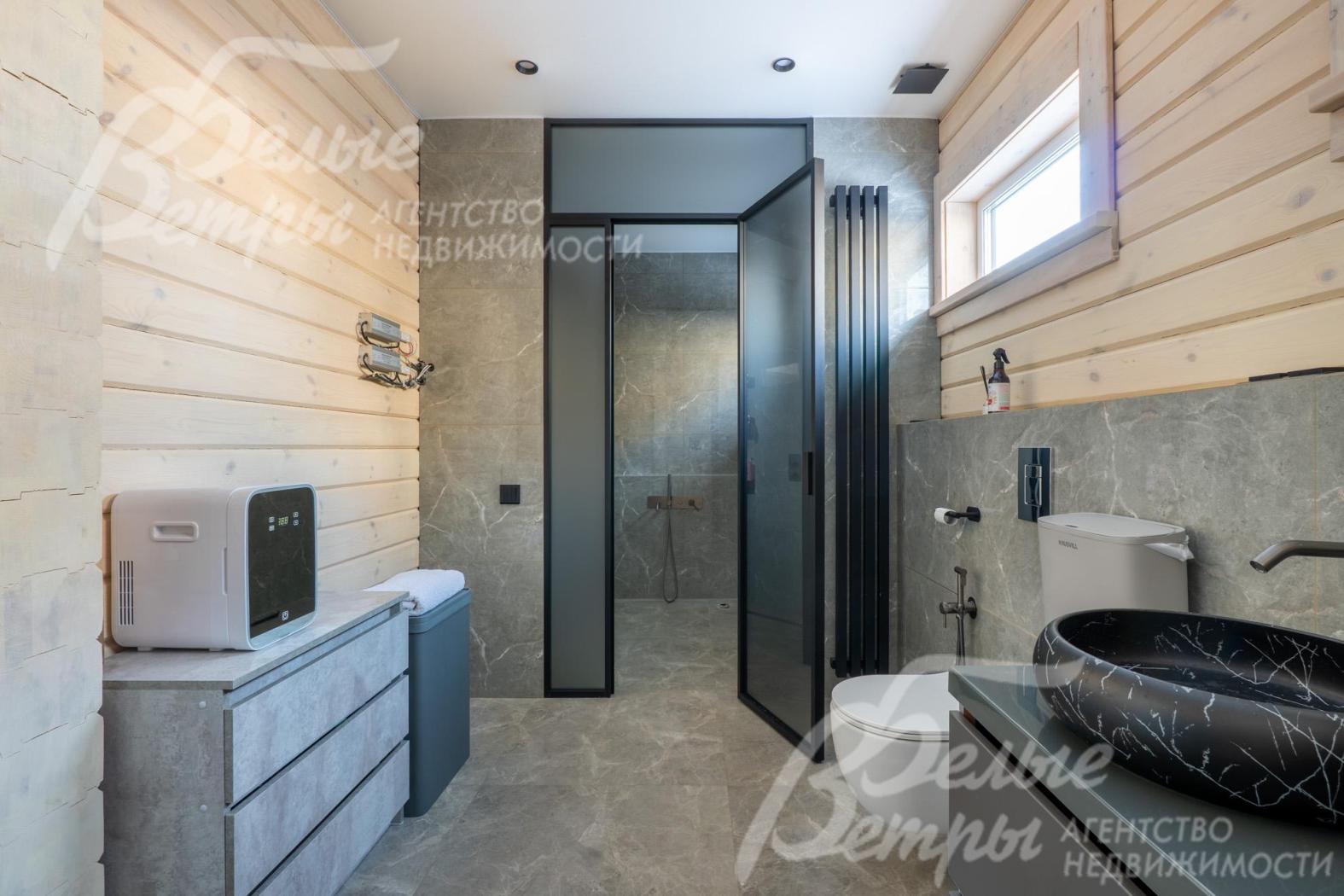 Санузел при мастер-спальне: ванна и душевая расположены за стеклянной перегородкой