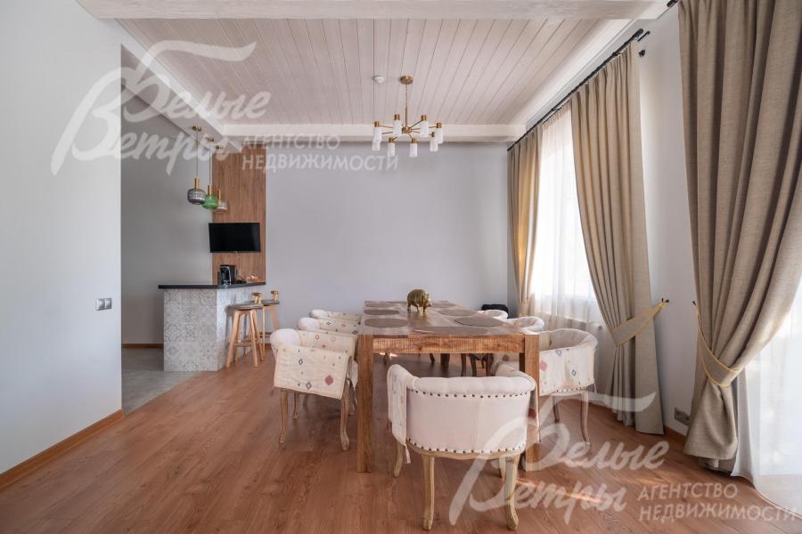 На первом этаже основного дома - тёплые водяные полы и потолки из дерева