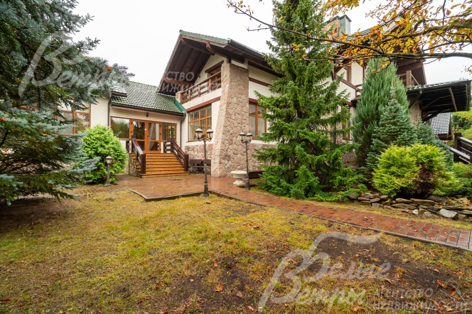 Дом стоит на просторном участке с живописным и дорогостоящем ландшафтом