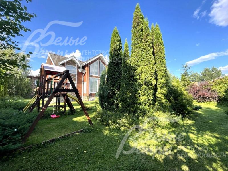 Детская зона с качелями и горкой на участке