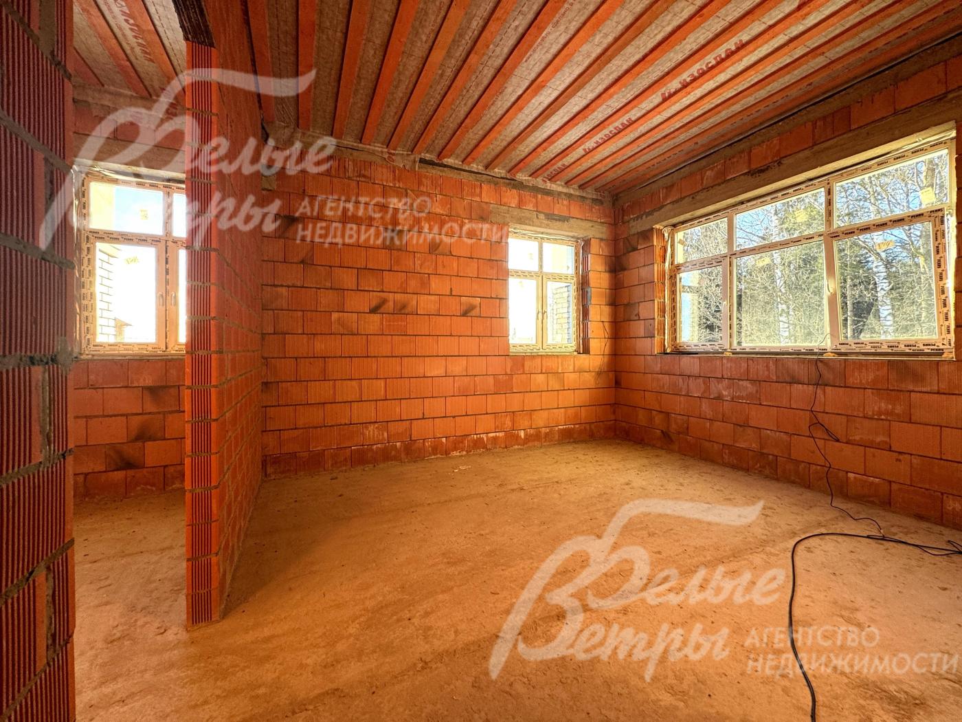 Одна из спален на втором этаже. Во всех спальнях на втором этаже - собственные помещения, которые можно оборудовать под санузел или гардеробную