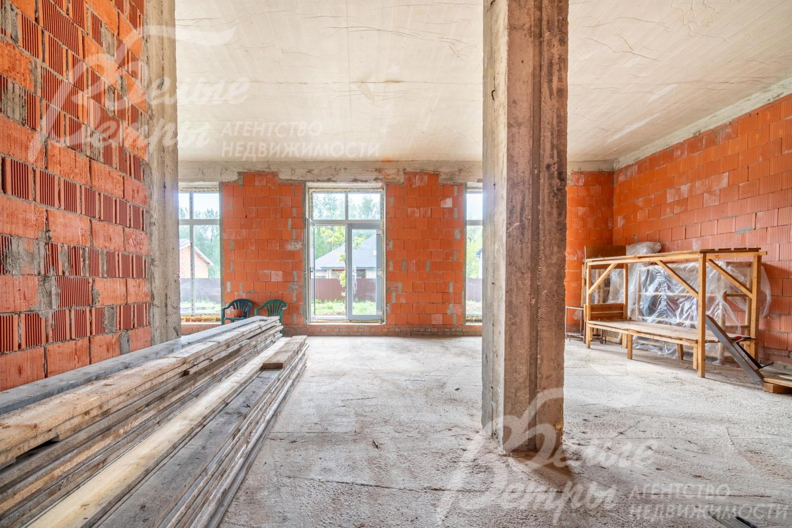 Зона гостиной-столовой: предусмотрена декоративная колонна