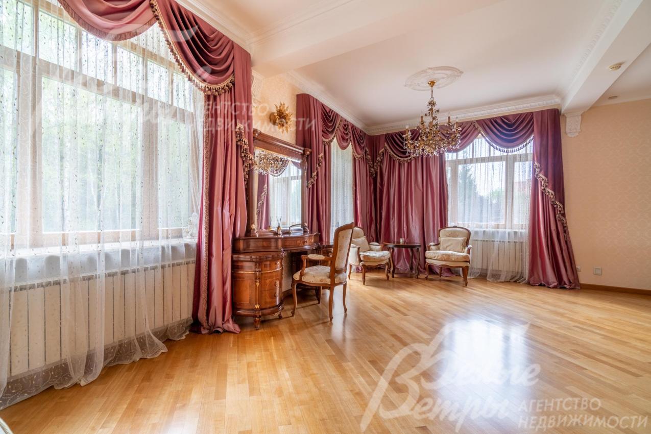 Светлая мастер-спальня на втором этаже с большими окнами