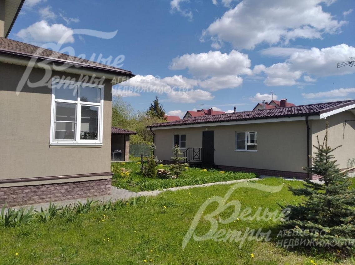 Участок с садовыми дорожками, выложенными плиткой, организован французский огород