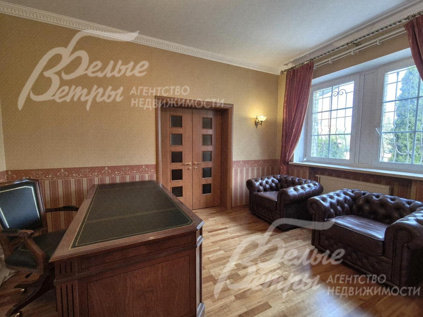 Мебель из массива и натуральной кожи в кабинете