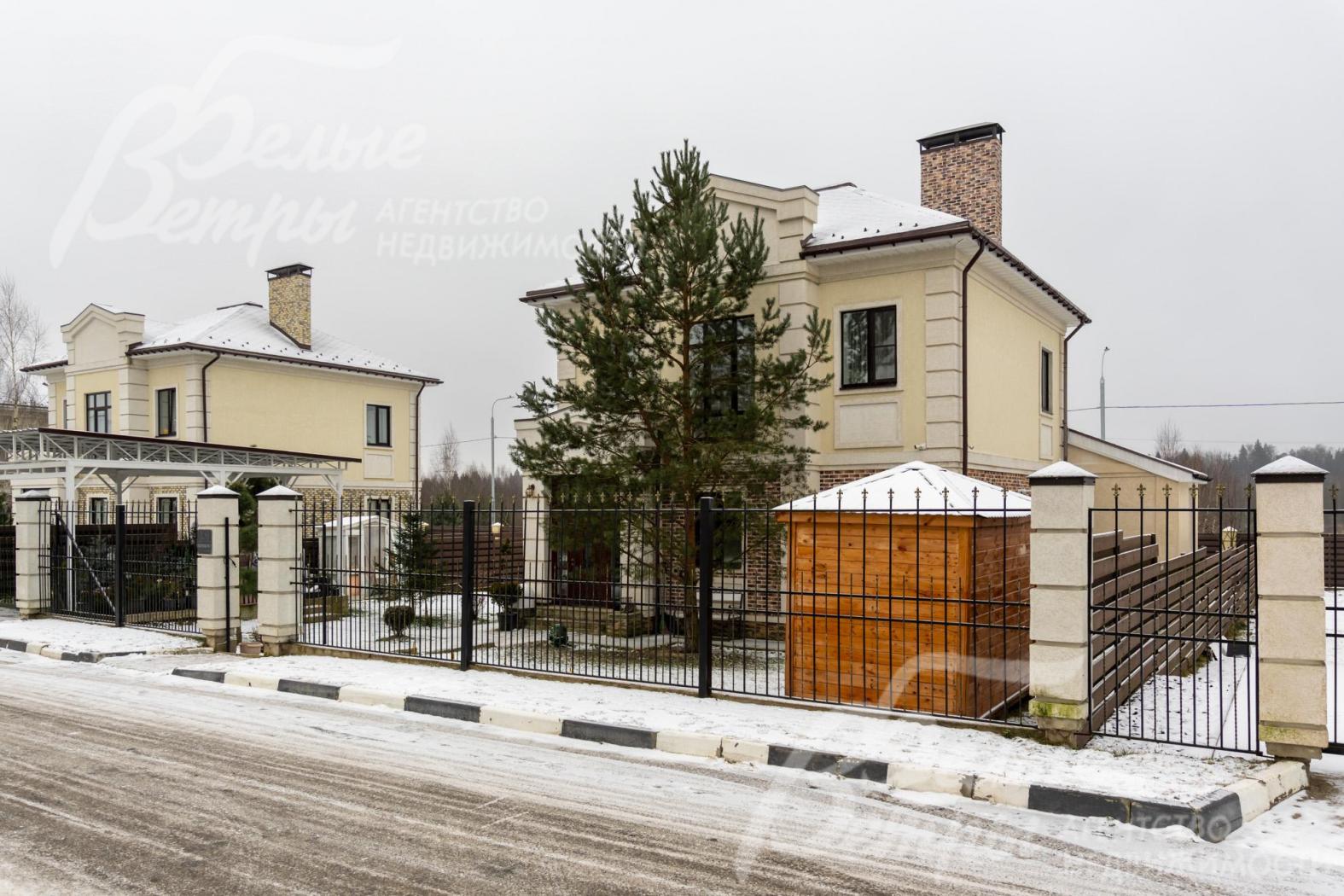 Участок расположен в середине посёлка (1‑я линия от тупиковой дороги) в тихой зоне вдали от дорожного шума.