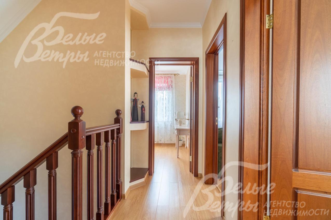 Коридор на втором этаже: на полу - ламинат, стены отделаны декоративной штукатуркой