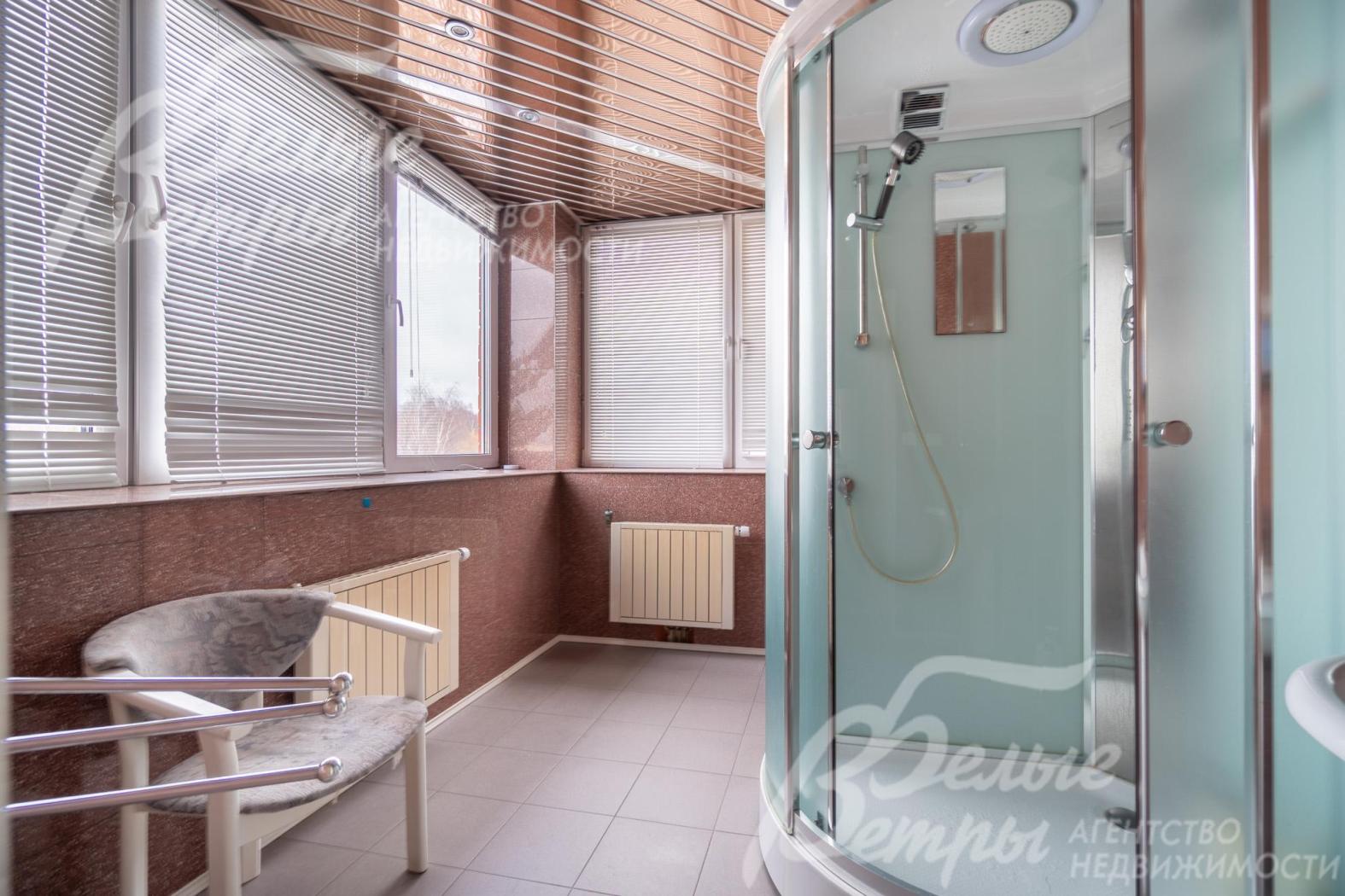 Санузел на третьем этаже с окном и душевой