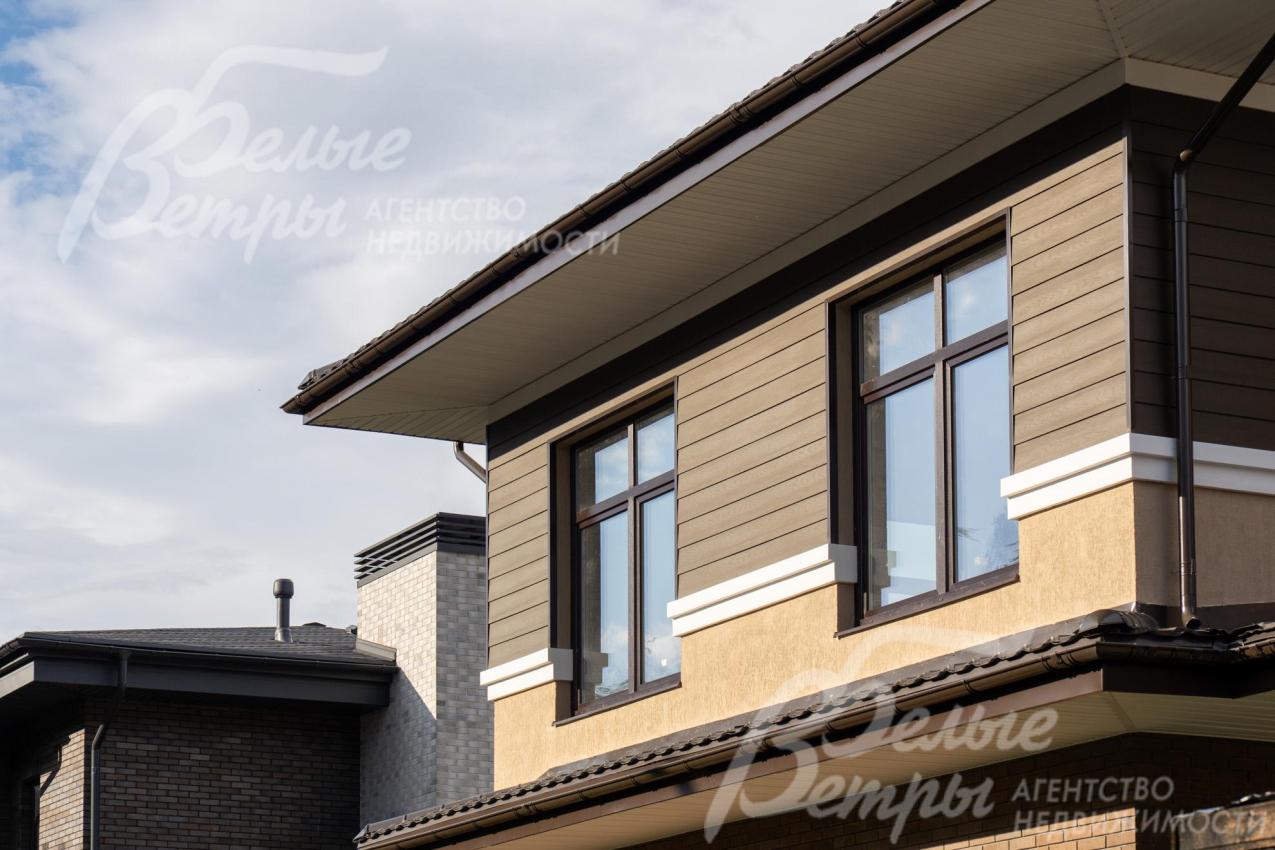 Дом облицован дорогостоящим кирпичом коричнево-бежевых оттенков