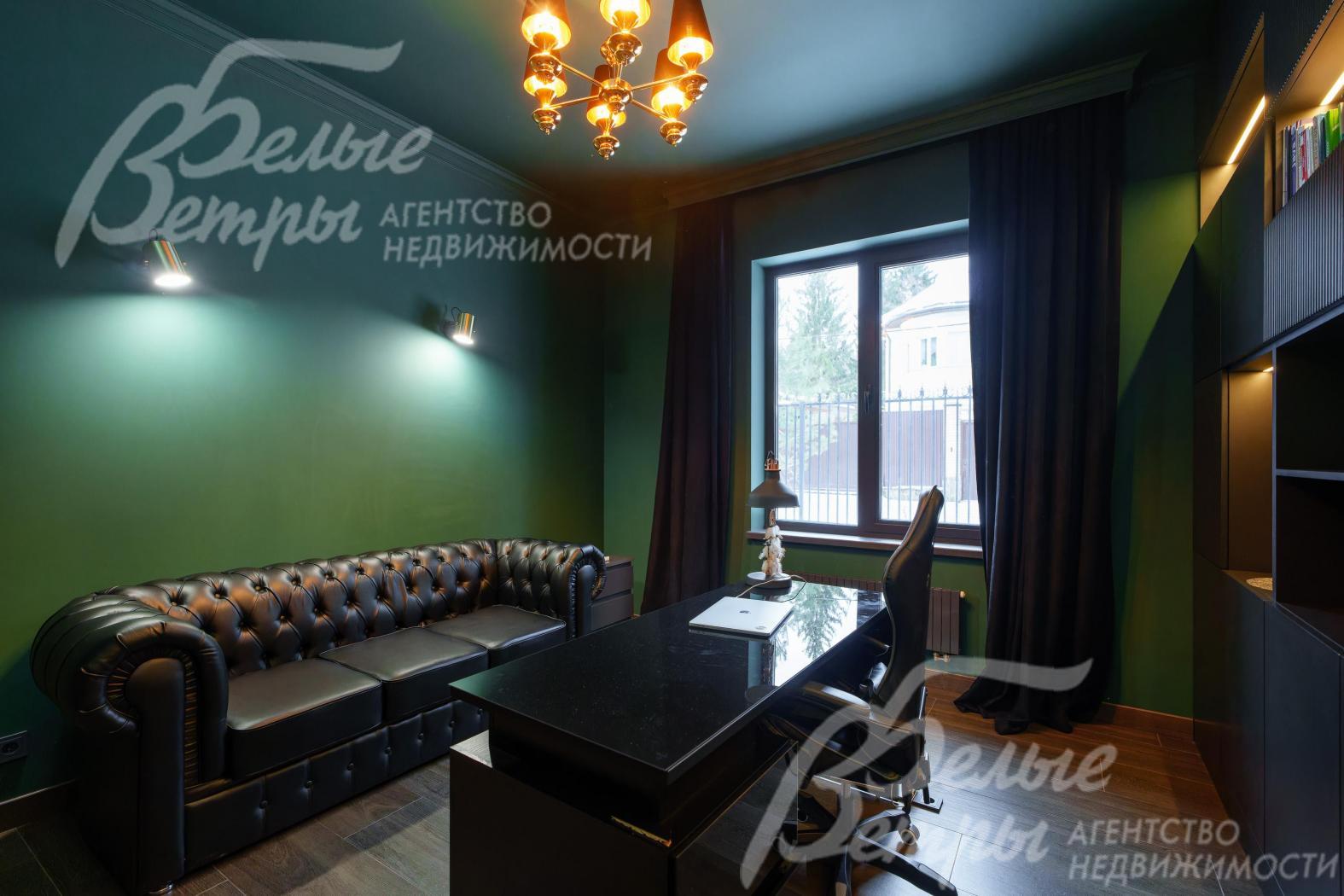 В Кабинете - темные стены и приглушенный свет