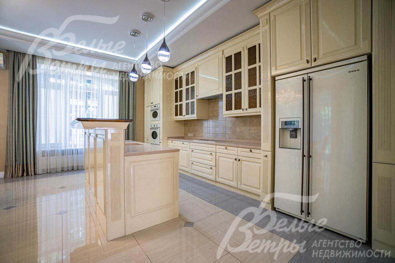 Фасады кухни - массив вишни, сливочного цвета, лакированные, с "золотой" резьбой 