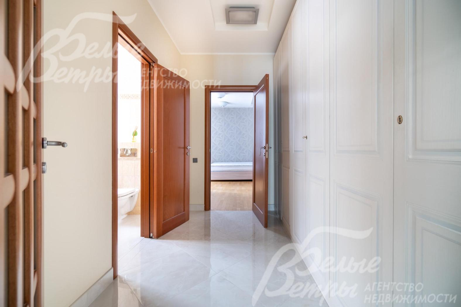 Гардеробная в холле первого этажа