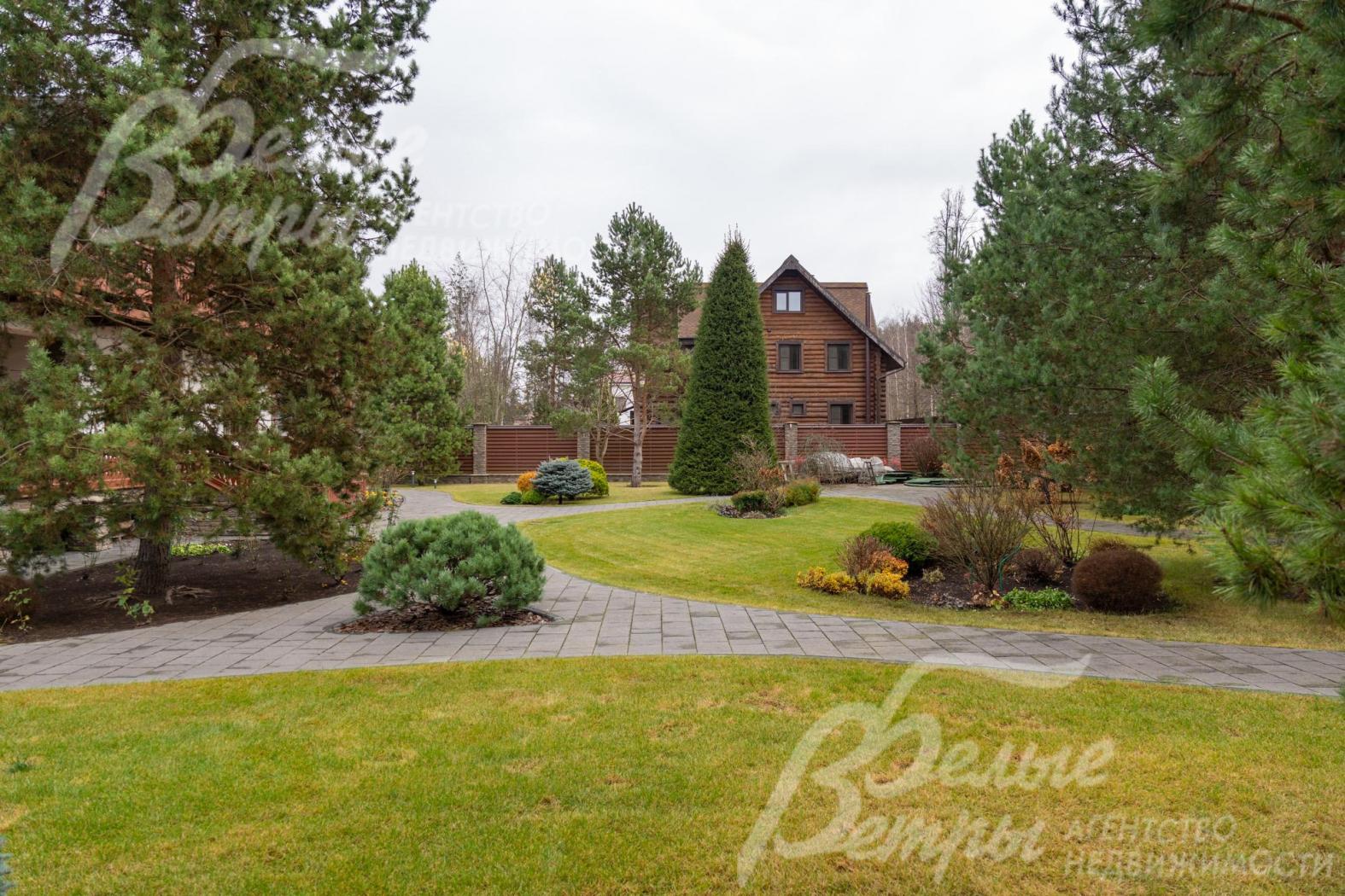 На участке высажено около 80 взрослых деревьев и кустарников, в том числе высокие сосны и ели