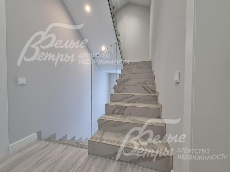 Монолитная лестница со ступенями из керамогранита.