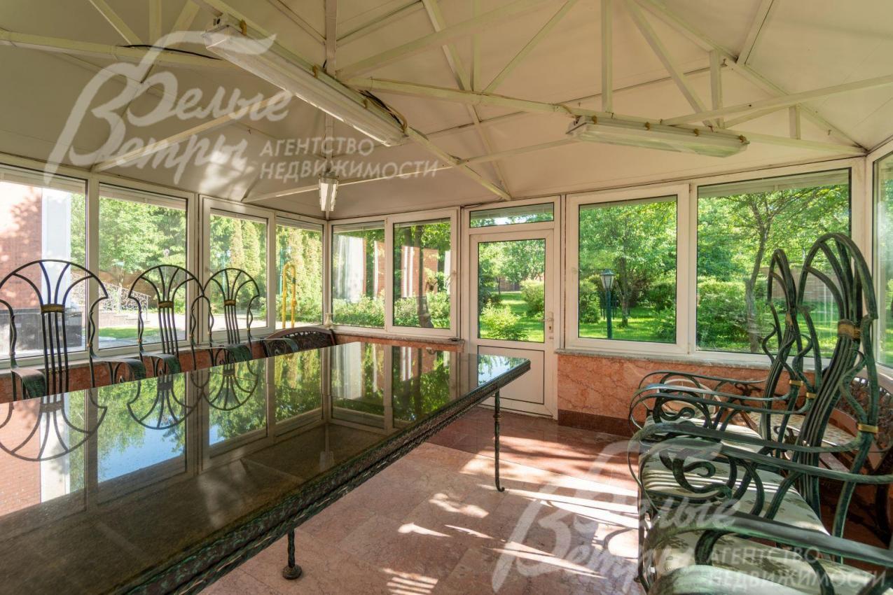 Внутри беседки отделка мрамором и гранитом