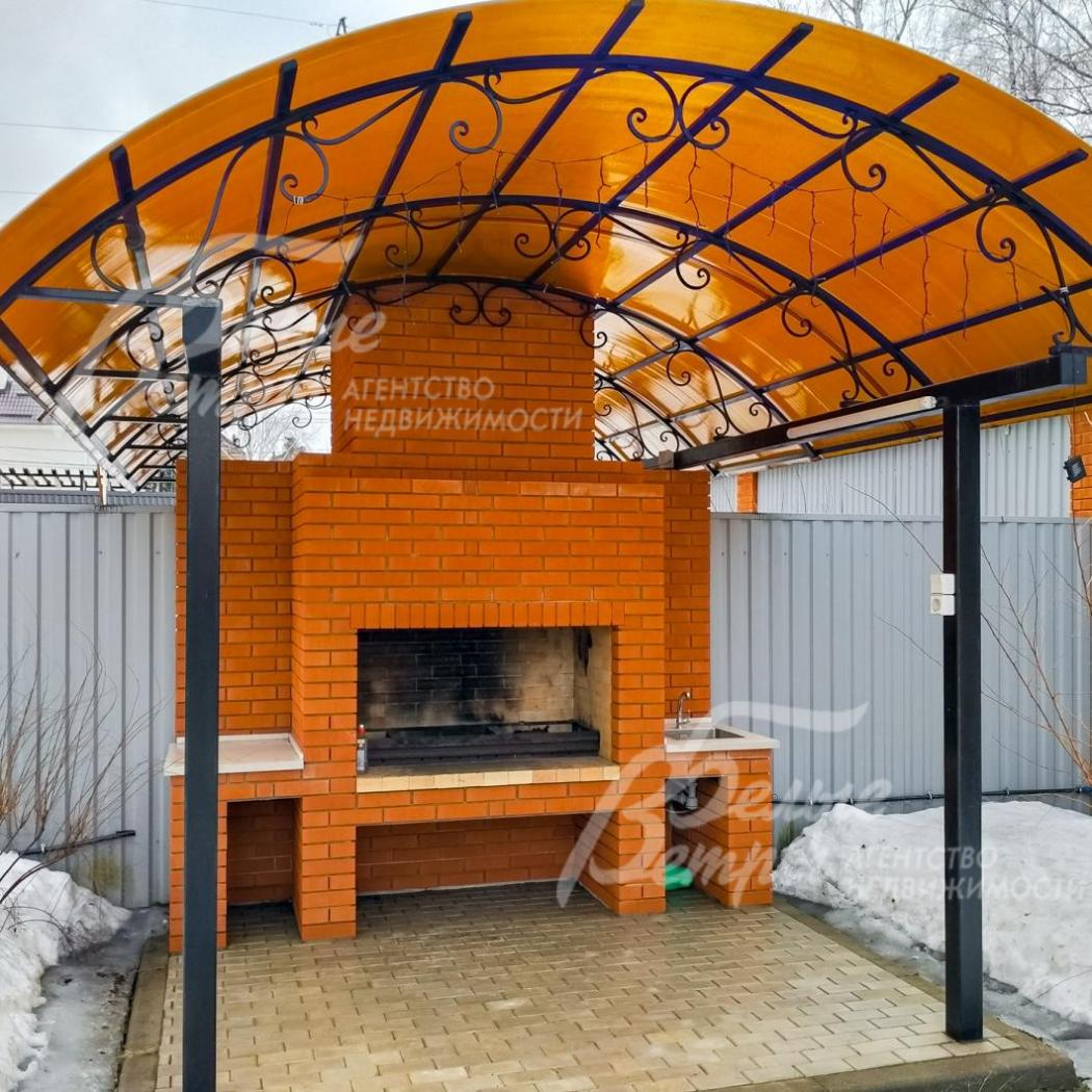 Крытая площадка с печью-барбекю на участке