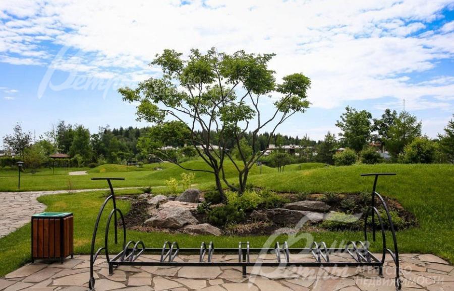 По поселку и в лесной зоне проложены велодорожки.