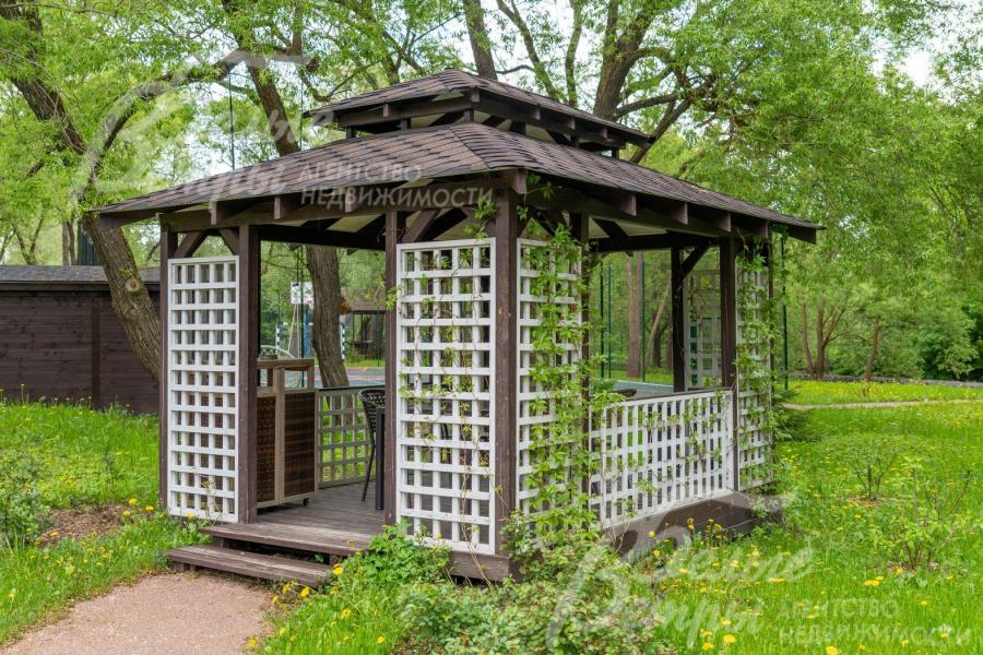 Беседка в прогулочной зоне поселка