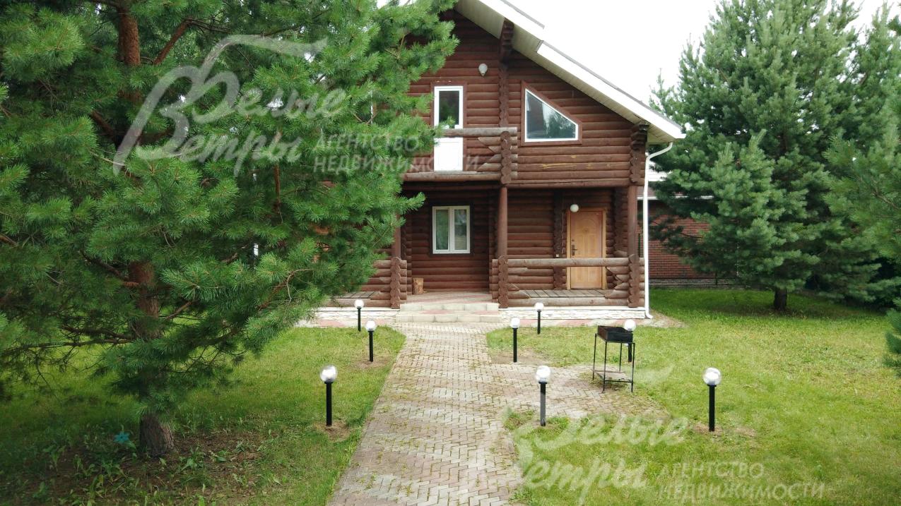 На участке прогулочные дорожки с освещением