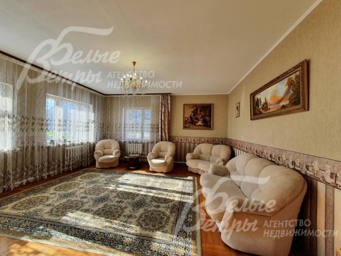 Просторная солнечная гостиная