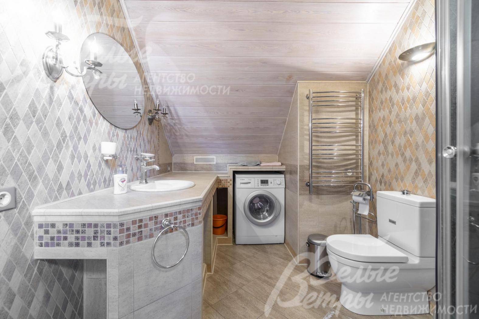 Санузел на 2-м этаже гостевого дома с душевой и стиральной машиной