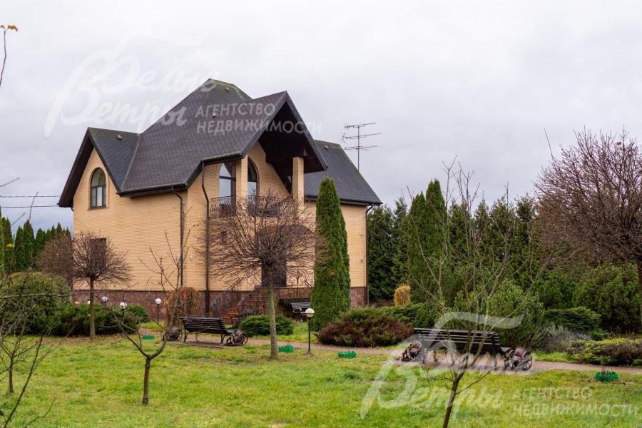 Дом стоит на просторном ухоженном участке с выполненным ландшафтным дизайном