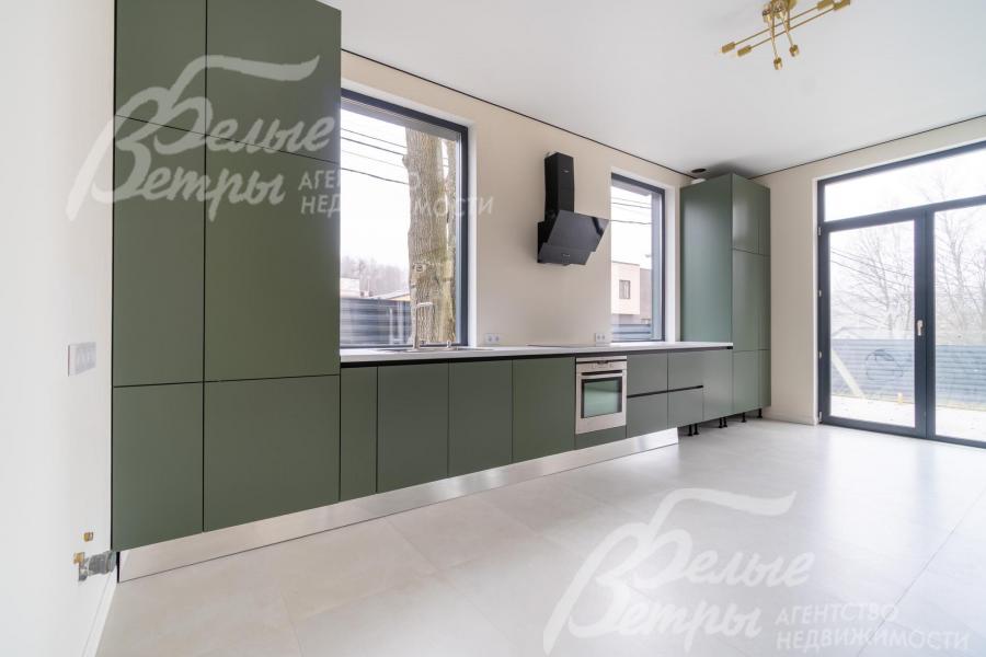 На кухне - встроенная техника: холодильник DML, посудомоечная машина Bosch, электрическая плита и духовка AEG