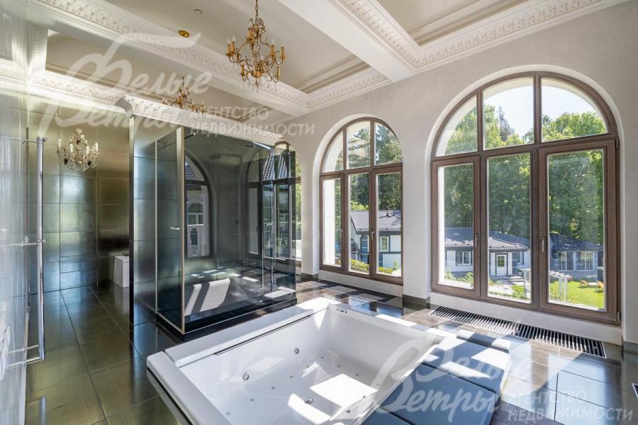 Ванная комната с джакузи и душем