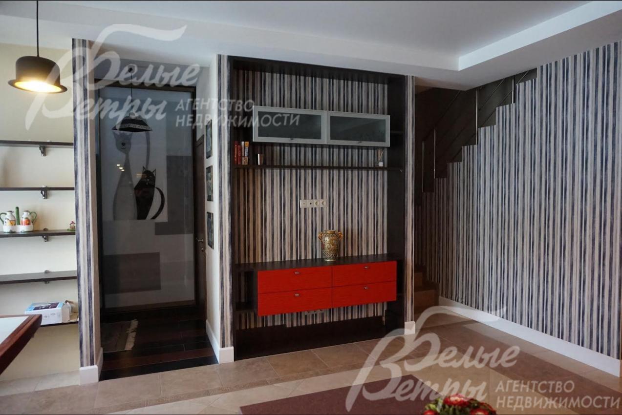 Вид из гостиной на прихожую